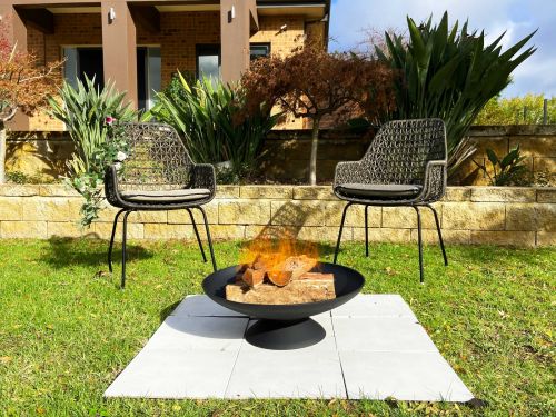 Black Lassen Cast Iron Fire Pit – 78 cm